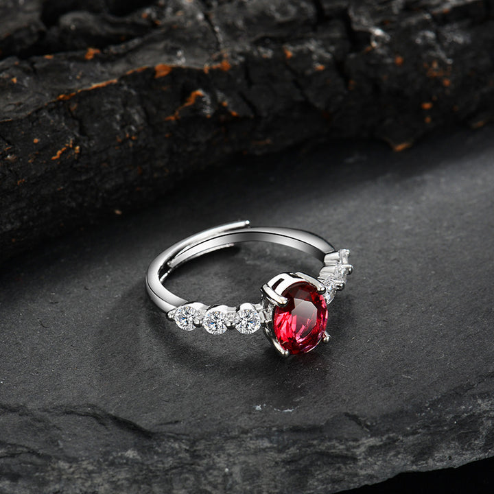 Anillo ajustable de cuarzo rubí y circonita ovalada de Olivenorma