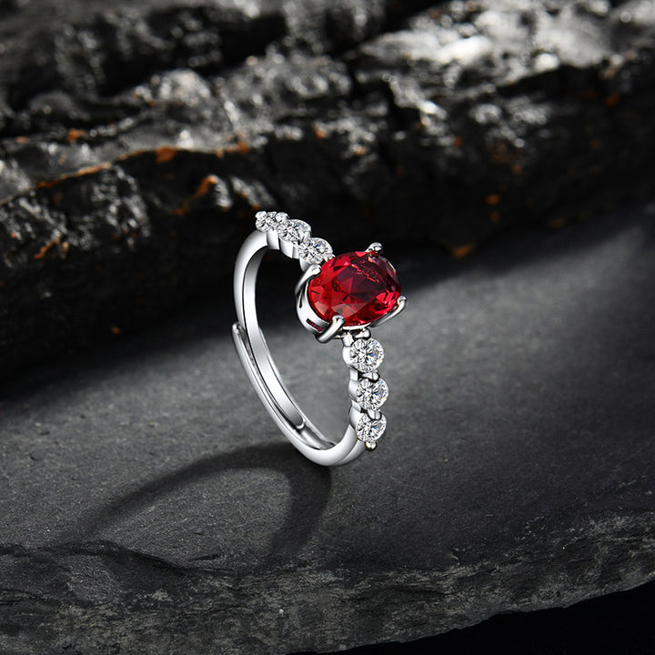 Anillo ajustable de cuarzo rubí y circonita ovalada de Olivenorma