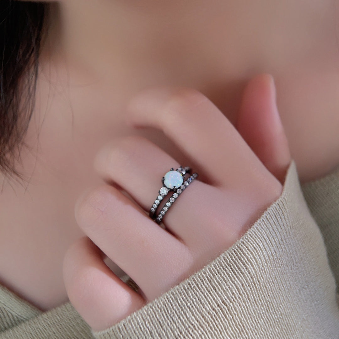 Anillo de oro negro de doble capa con circonitas y ópalo de Olivenorma S925 