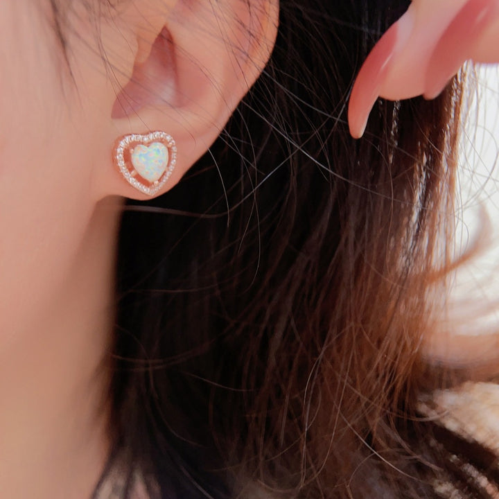 Pendientes de circonita blanca con ópalo en forma de corazón de Olivenorma