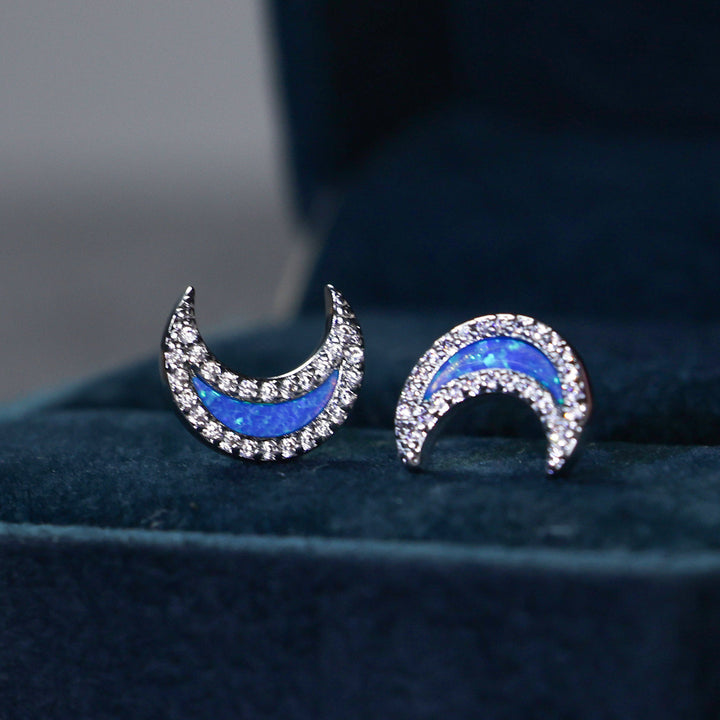 Pendientes con forma de luna de circonita y ópalo azul de Olivenorma