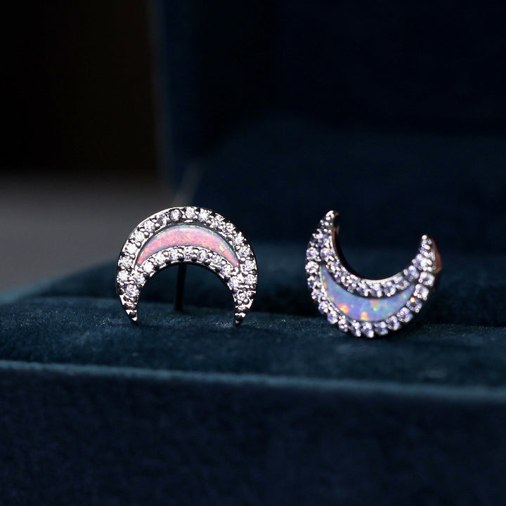 Pendientes con forma de luna de circonita y ópalo azul de Olivenorma