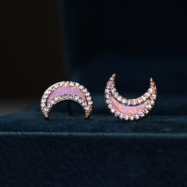 Pendientes con forma de luna de circonita y ópalo azul de Olivenorma