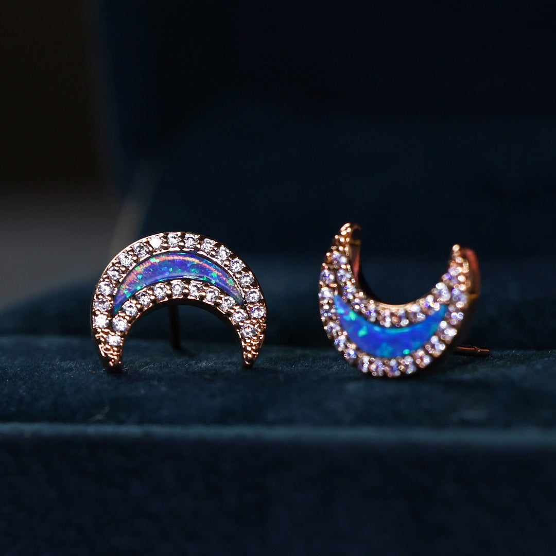 Pendientes con forma de luna de circonita y ópalo azul de Olivenorma