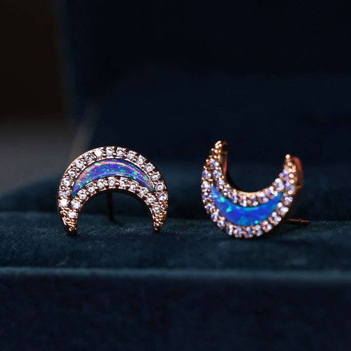 Pendientes con forma de luna de circonita y ópalo azul de Olivenorma