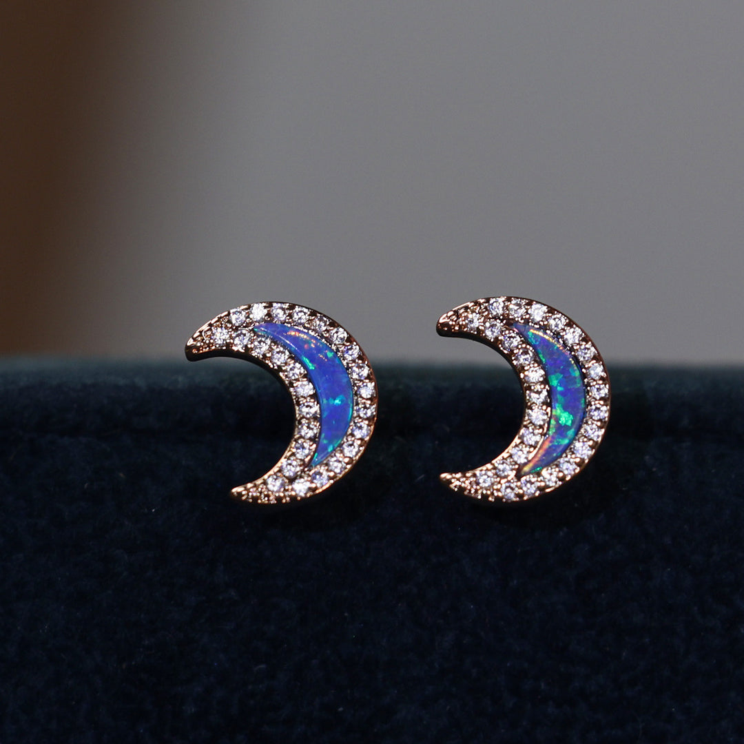 Pendientes con forma de luna de circonita y ópalo azul de Olivenorma