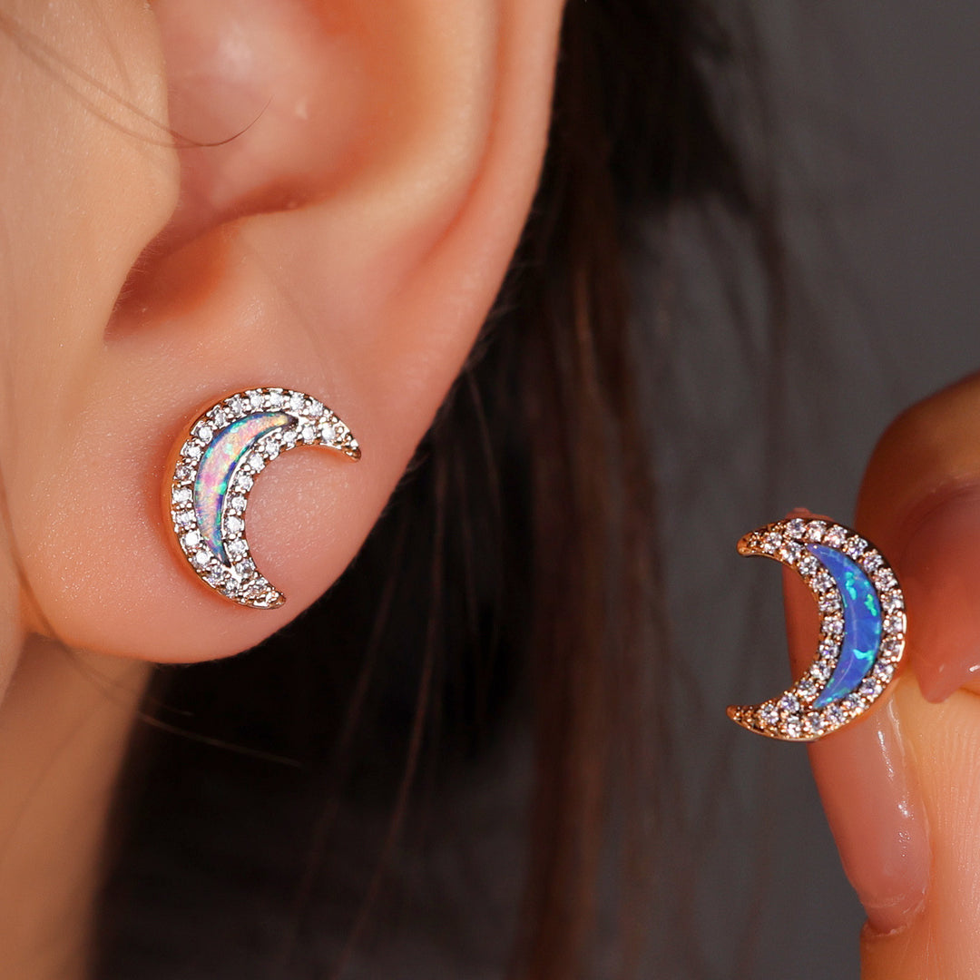 Pendientes con forma de luna de circonita y ópalo azul de Olivenorma
