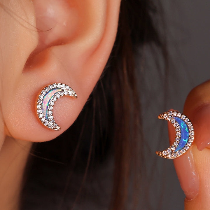 Pendientes con forma de luna de circonita y ópalo azul de Olivenorma