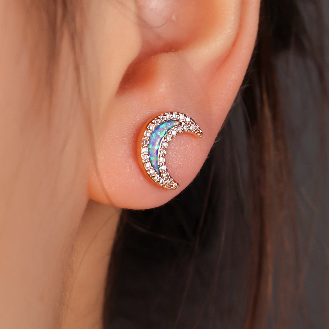 Pendientes con forma de luna de circonita y ópalo azul de Olivenorma