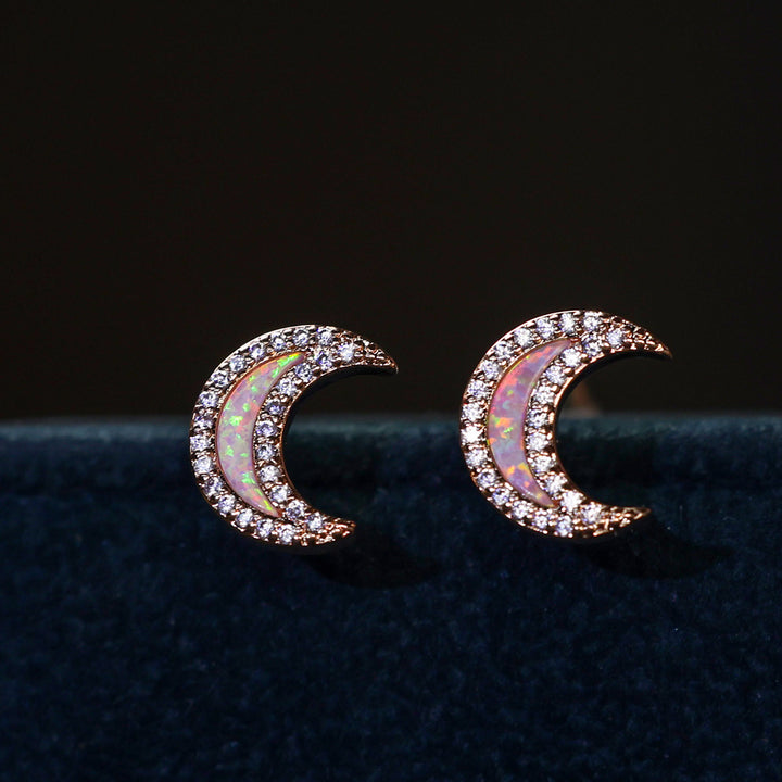 Pendientes con forma de luna de circonita y ópalo azul de Olivenorma