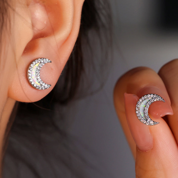 Pendientes con forma de luna de circonita y ópalo azul de Olivenorma