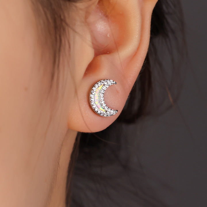 Pendientes con forma de luna de circonita y ópalo azul de Olivenorma