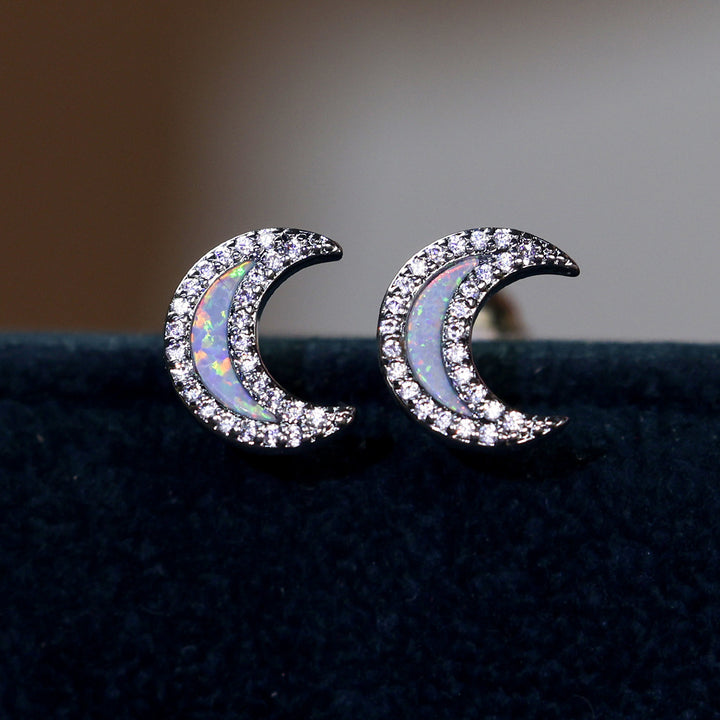 Pendientes con forma de luna de circonita y ópalo azul de Olivenorma
