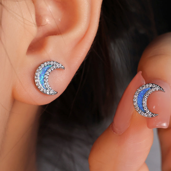 Pendientes con forma de luna de circonita y ópalo azul de Olivenorma