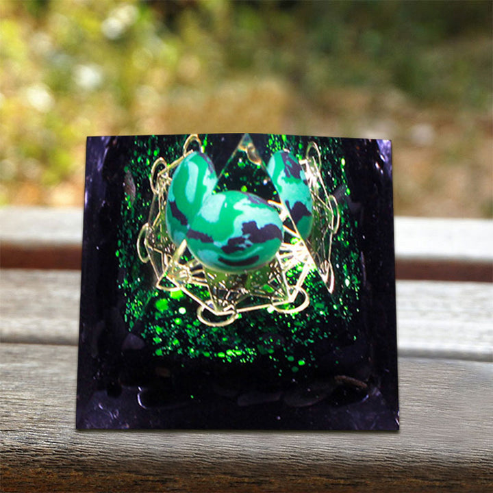 Pirámide de orgón de obsidiana y malaquita de Olivenorma