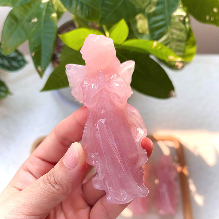 Adorno de piedra preciosa con ángel en oración grabado en cuarzo rosa de Olivenorma 