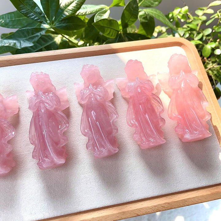 Adorno de piedra preciosa con ángel en oración grabado en cuarzo rosa de Olivenorma 