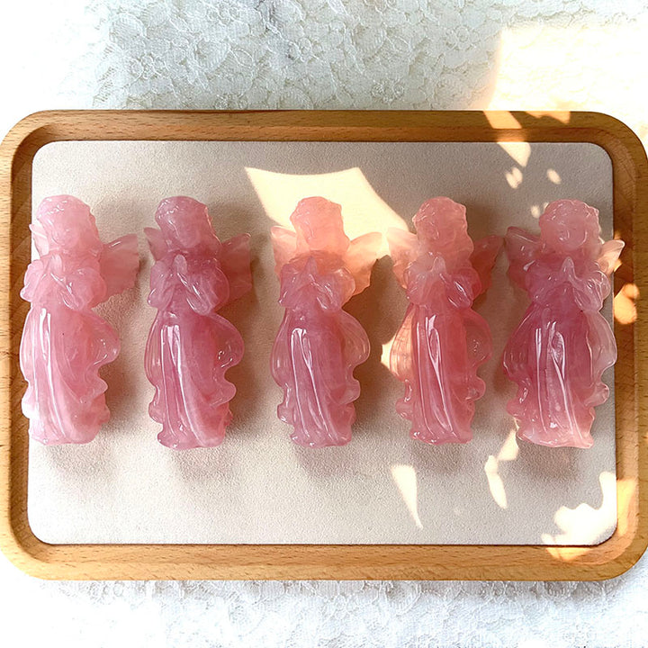 Adorno de piedra preciosa con ángel en oración grabado en cuarzo rosa de Olivenorma 