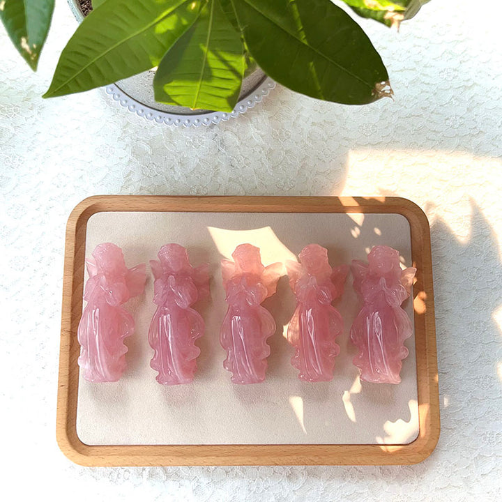 Adorno de piedra preciosa con ángel en oración grabado en cuarzo rosa de Olivenorma 
