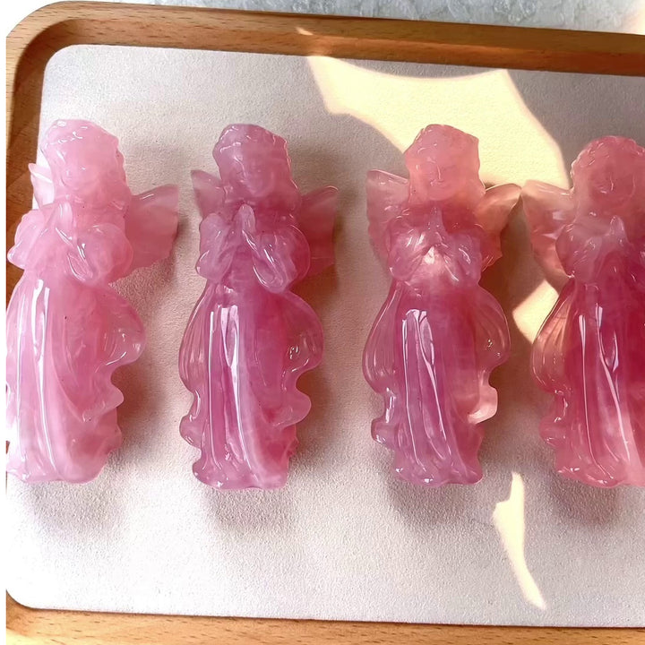 Adorno de piedra preciosa con ángel en oración grabado en cuarzo rosa de Olivenorma 