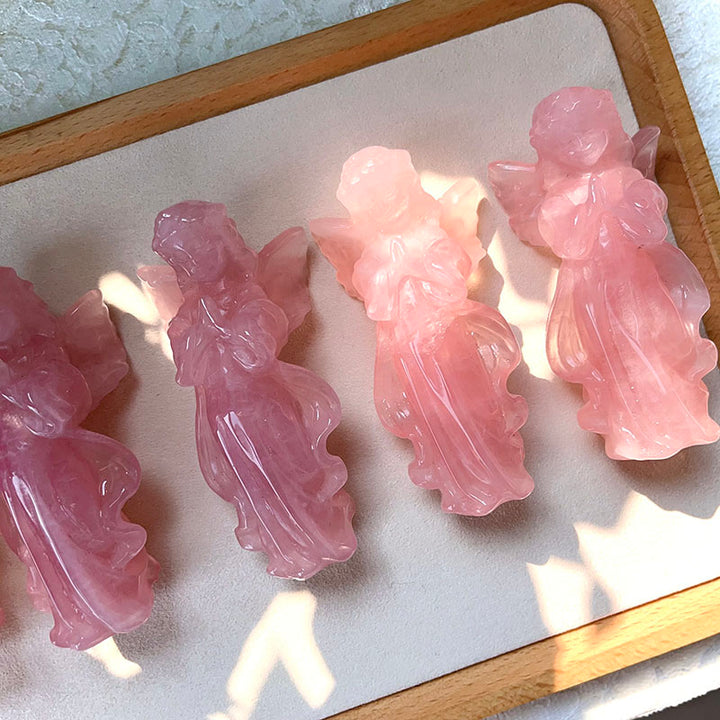 Adorno de piedra preciosa con ángel en oración grabado en cuarzo rosa de Olivenorma 
