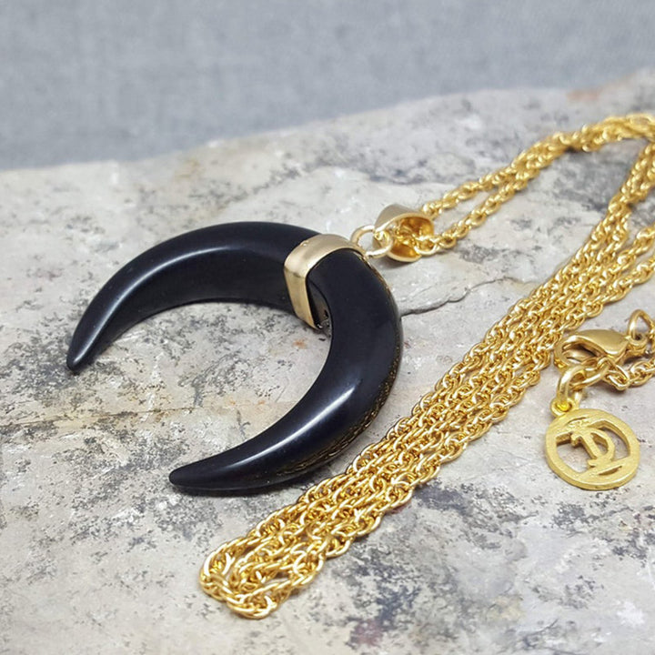 Collar de luna creciente con piedras preciosas de Olivenorma