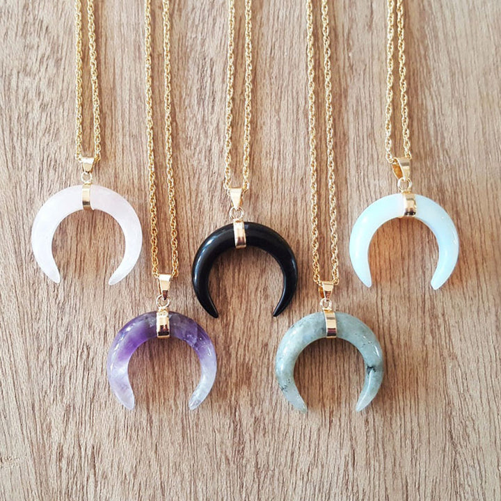 Collar de luna creciente con piedras preciosas de Olivenorma