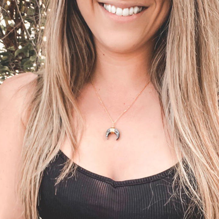 Collar de luna creciente con piedras preciosas de Olivenorma