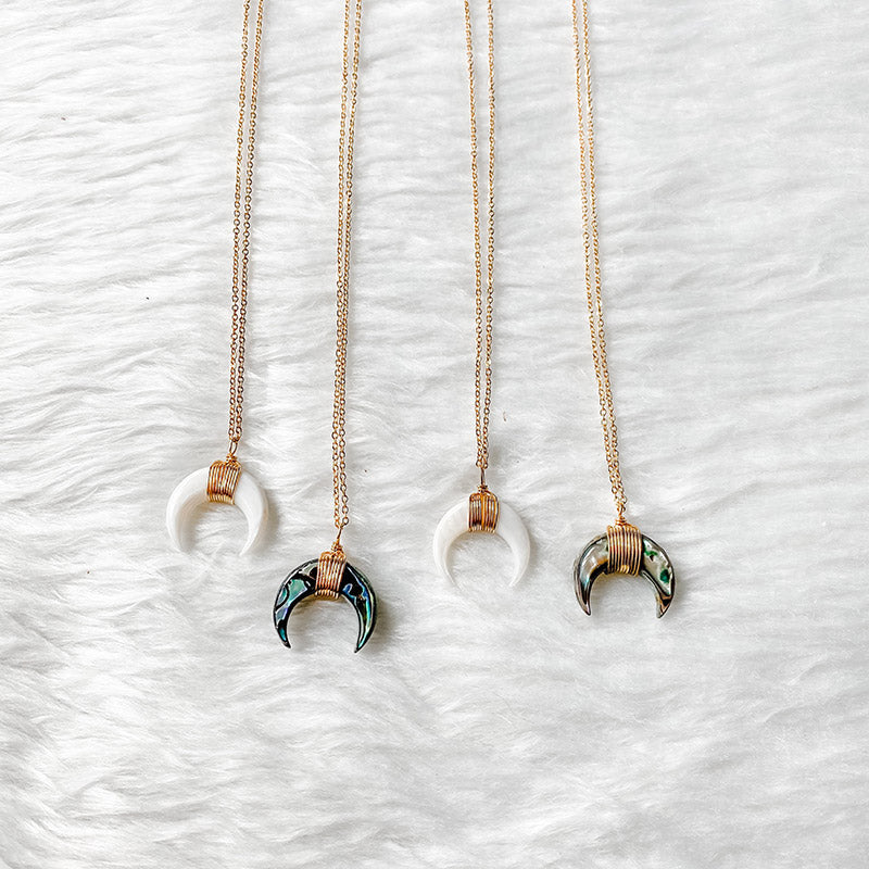 Collar de luna creciente con piedras preciosas de Olivenorma