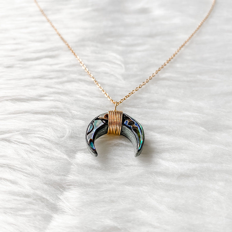 Collar de luna creciente con piedras preciosas de Olivenorma