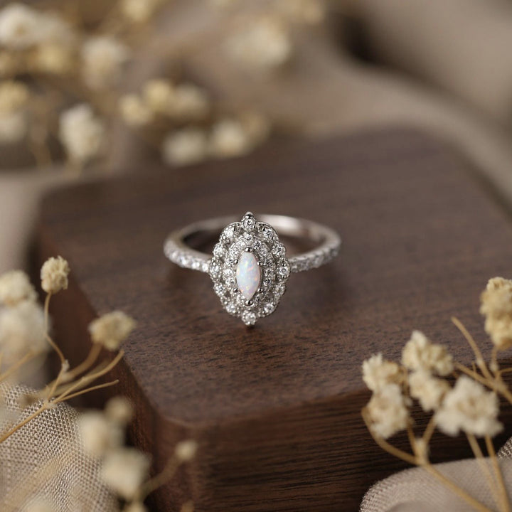 Anillo de compromiso con diseño grabado de circonita blanca y ópalo delicado de Olivenorma