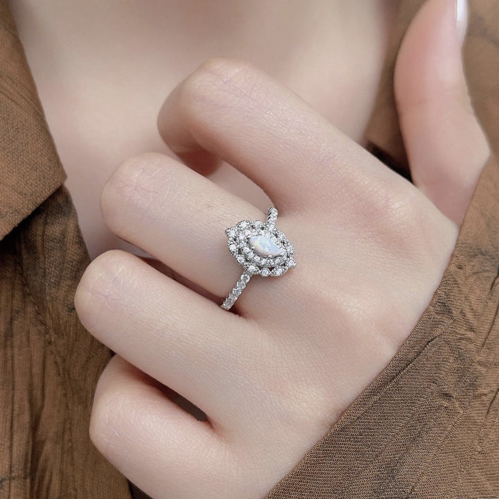 Anillo de compromiso con diseño grabado de circonita blanca y ópalo delicado de Olivenorma