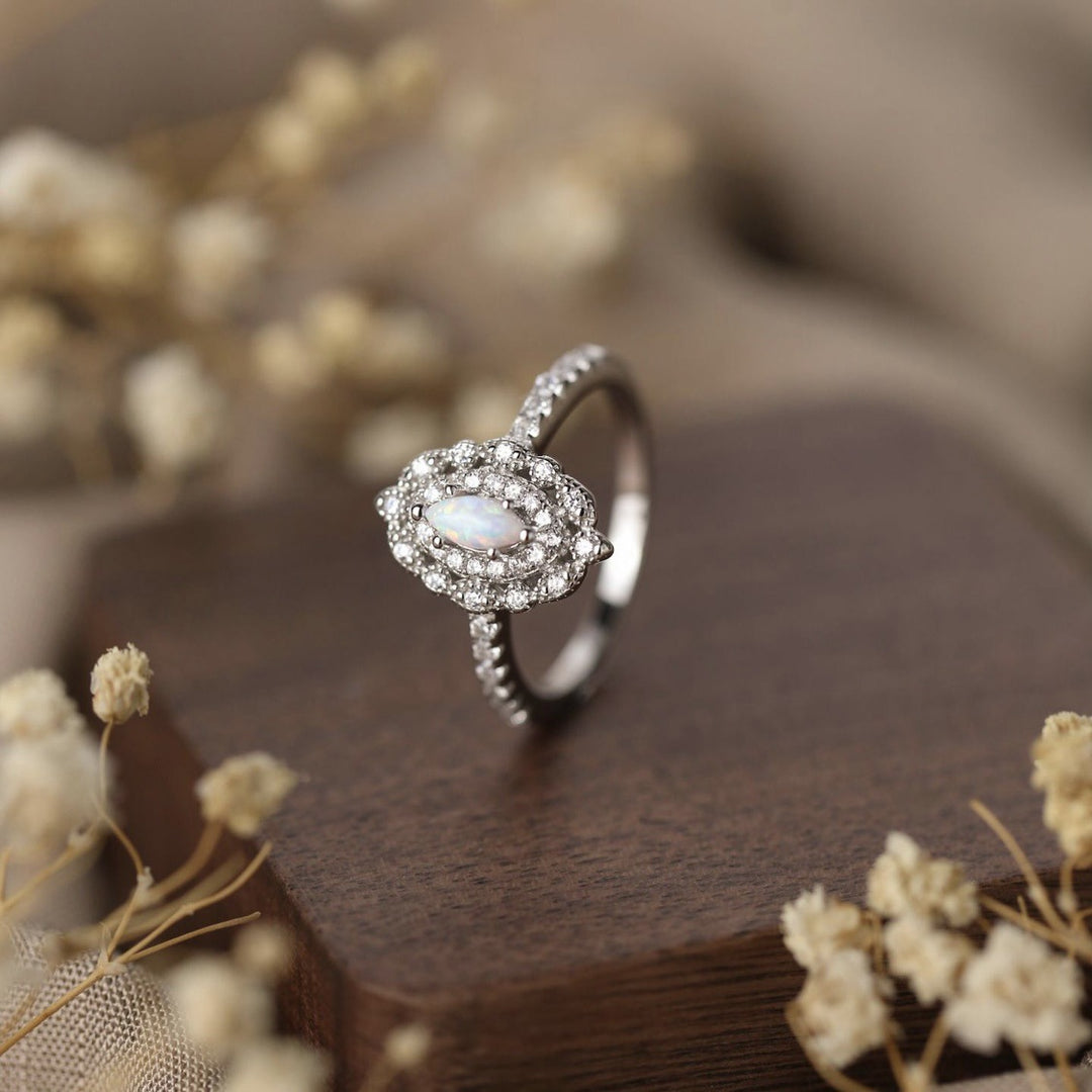Anillo de compromiso con diseño grabado de circonita blanca y ópalo delicado de Olivenorma