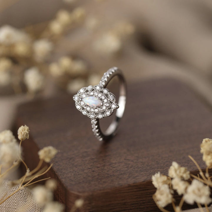 Anillo de compromiso con diseño grabado de circonita blanca y ópalo delicado de Olivenorma