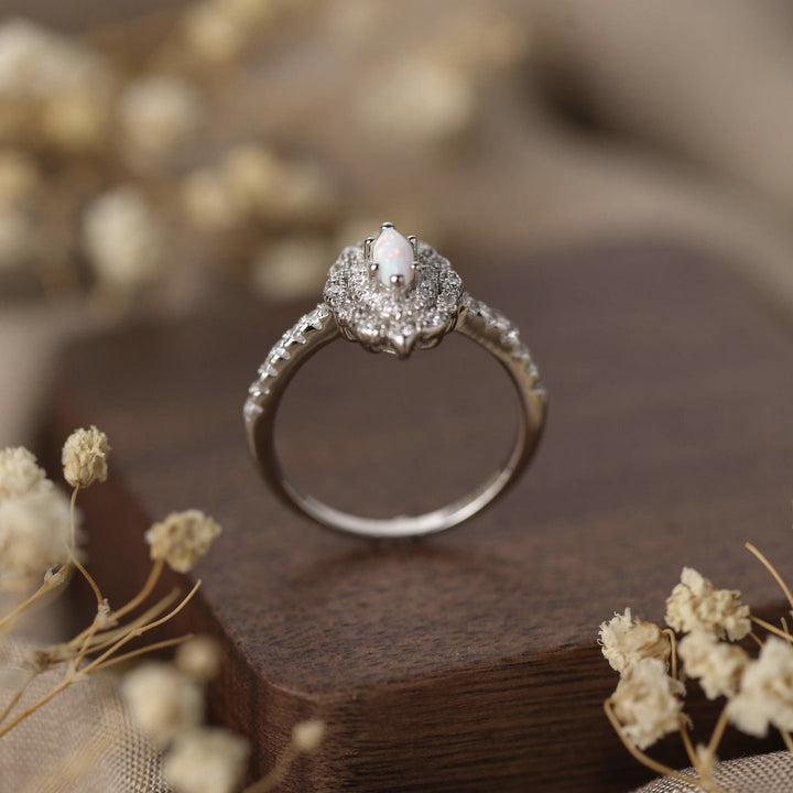 Anillo de compromiso con diseño grabado de circonita blanca y ópalo delicado de Olivenorma