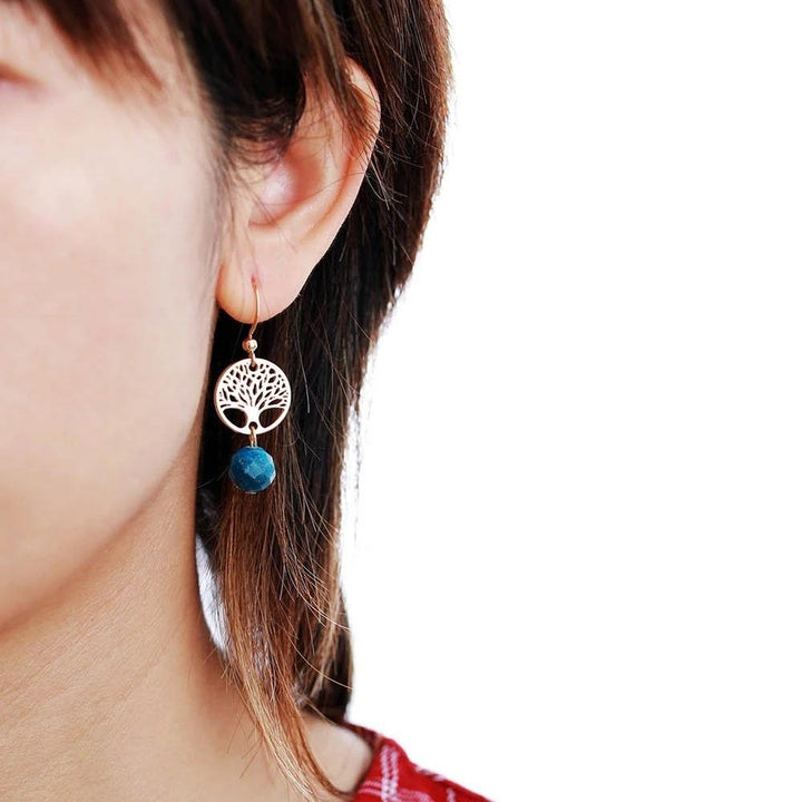 Pendientes de acero y titanio con árbol de la vida y apatita azul de Olivenorma
