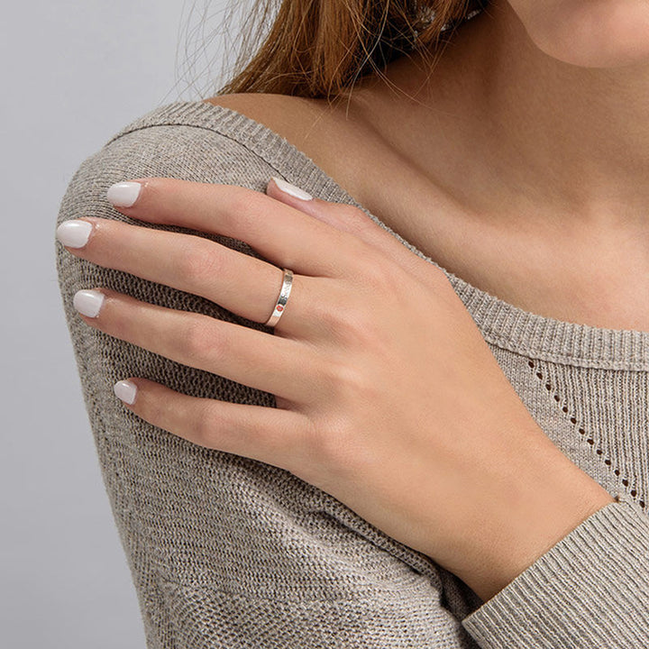 Anillo sencillo con piedra natal de Olivenorma Anillo grabado