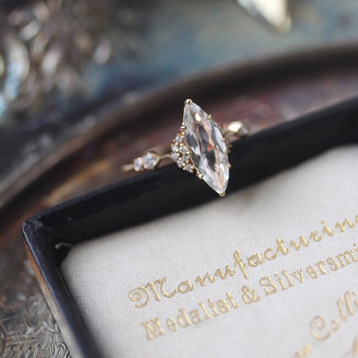 Anillo de compromiso con diamantes simulados y circonita blanca de Olivenorma