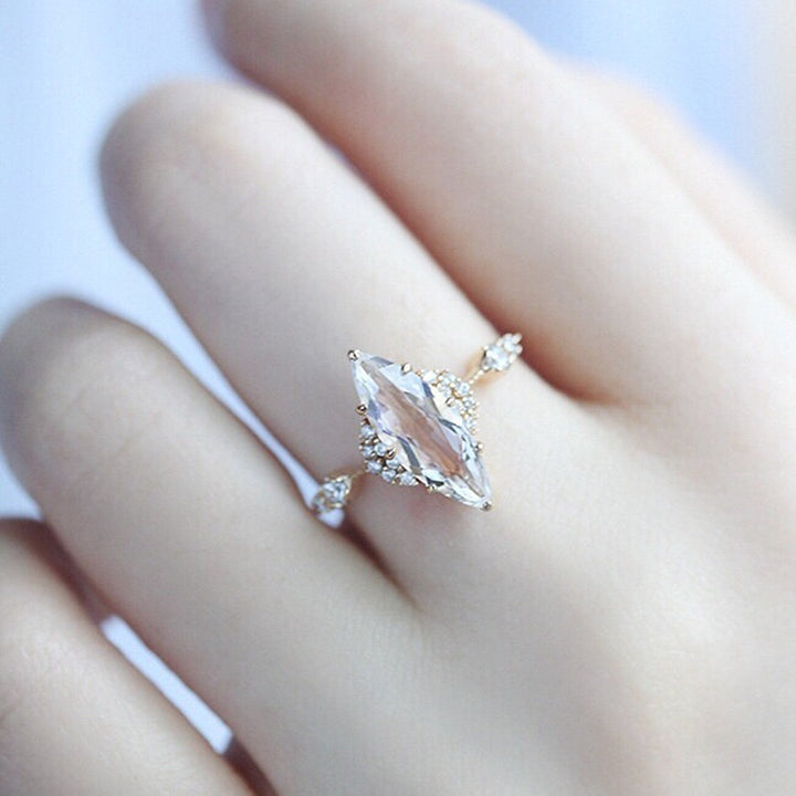 Anillo de compromiso con diamantes simulados y circonita blanca de Olivenorma