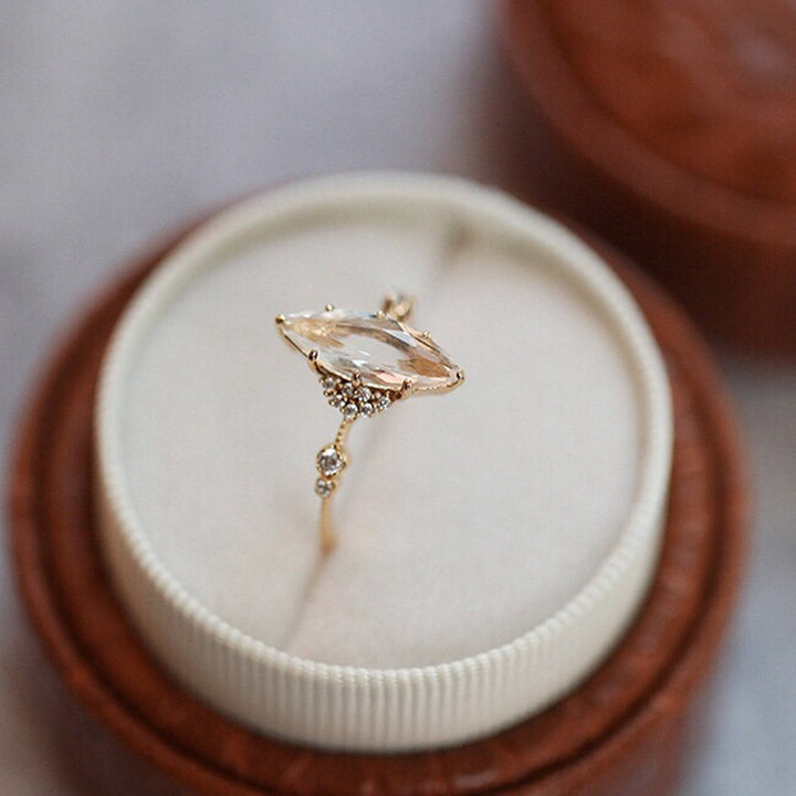 Anillo de compromiso con diamantes simulados y circonita blanca de Olivenorma