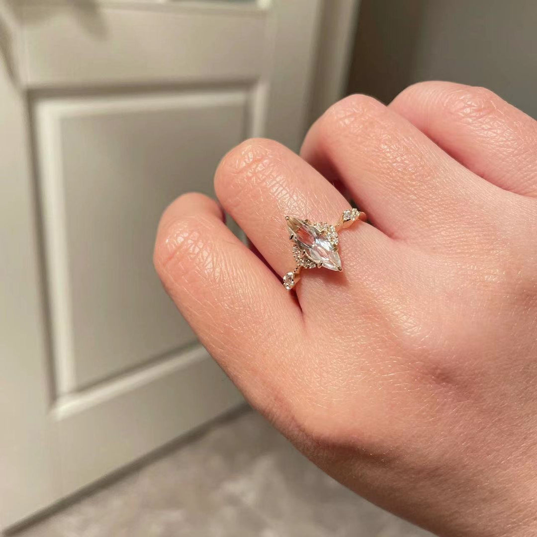 Anillo de compromiso con diamantes simulados y circonita blanca de Olivenorma