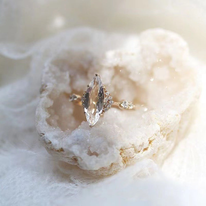 Anillo de compromiso con diamantes simulados y circonita blanca de Olivenorma