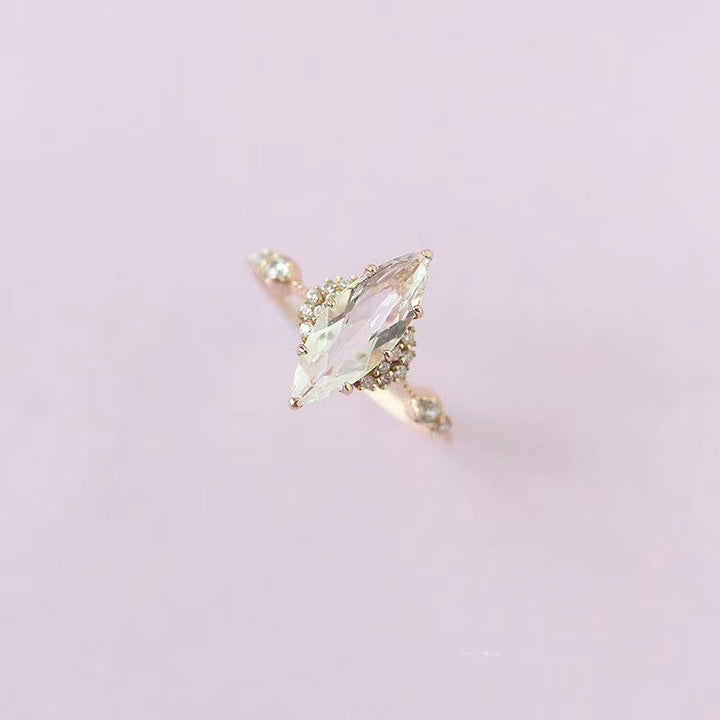 Anillo de compromiso con diamantes simulados y circonita blanca de Olivenorma