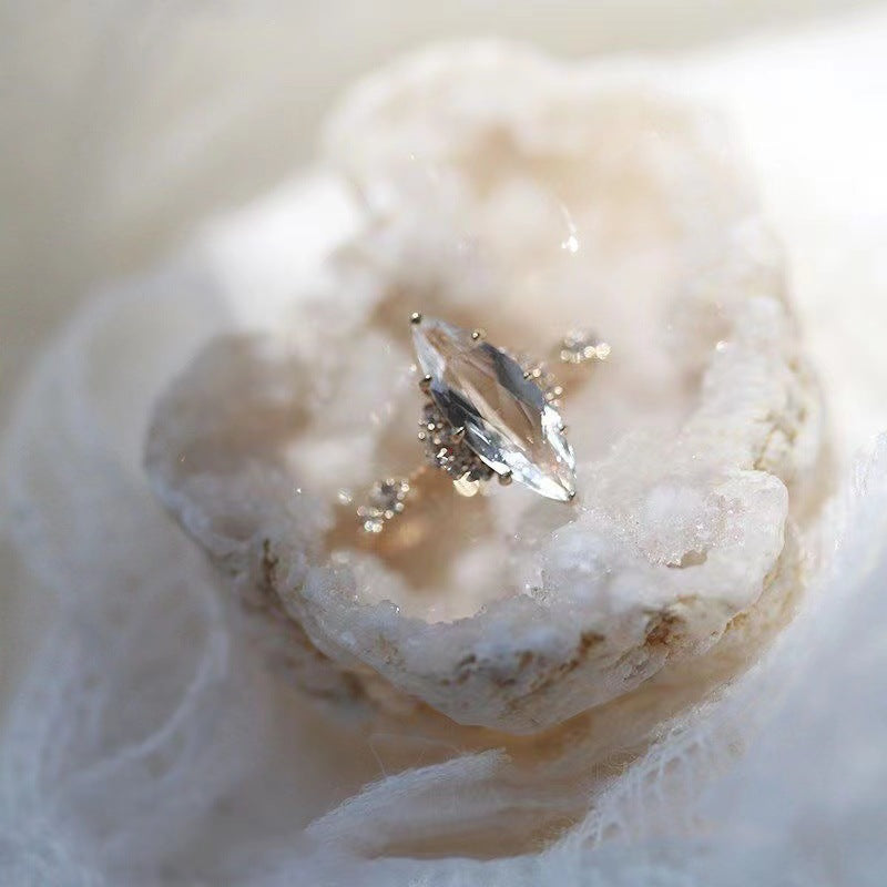 Anillo de compromiso con diamantes simulados y circonita blanca de Olivenorma
