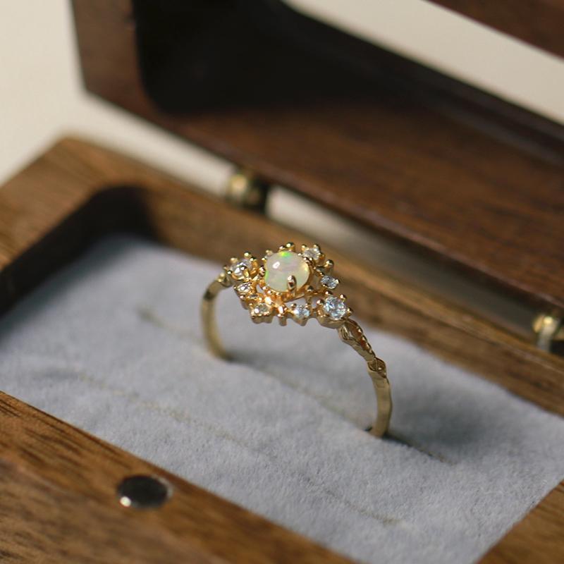 Anillo de lujo ligero con circonita blanca y ópalo incrustado de Olivenorma