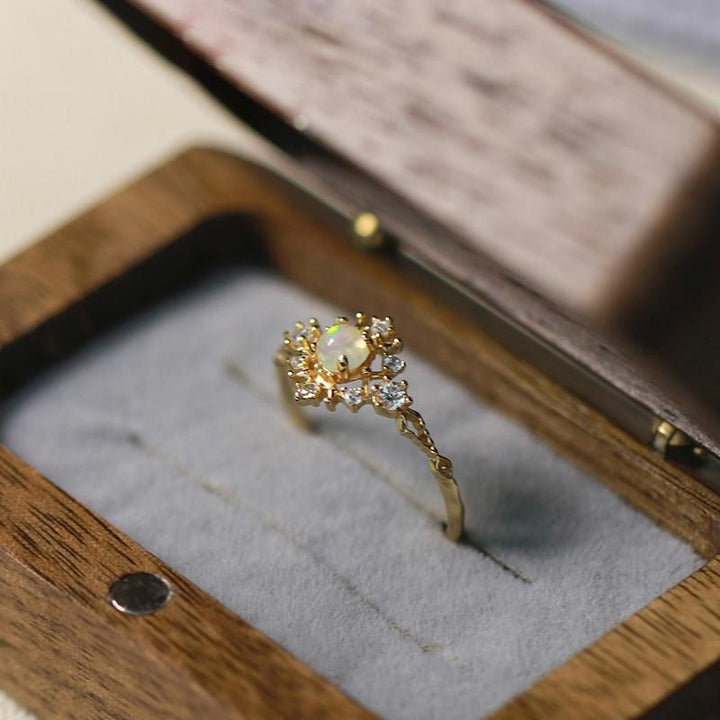 Anillo de lujo ligero con circonita blanca y ópalo incrustado de Olivenorma
