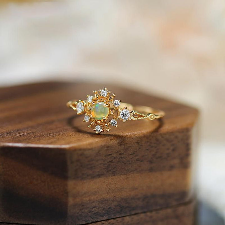 Anillo de lujo ligero con circonita blanca y ópalo incrustado de Olivenorma