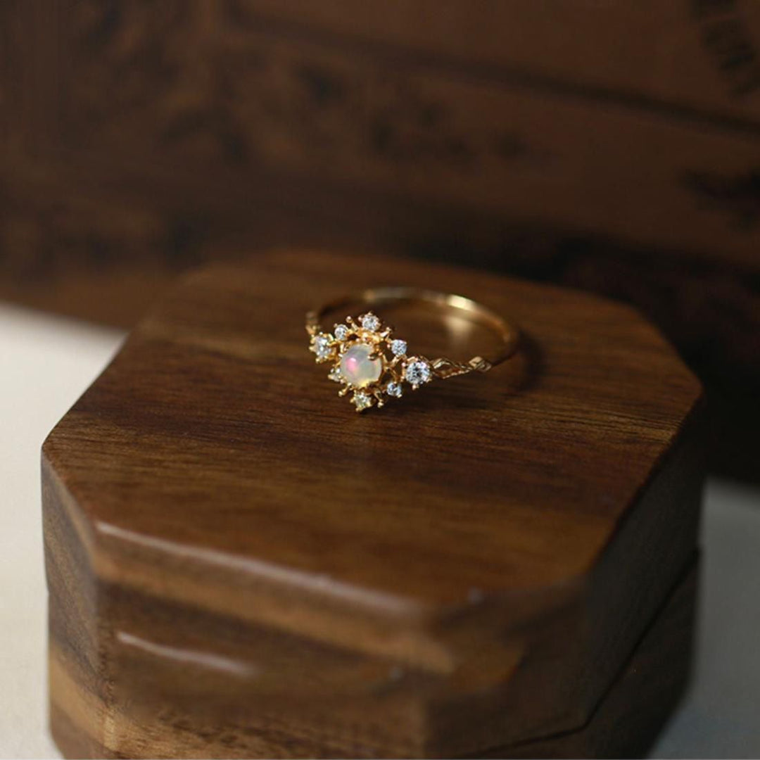 Anillo de lujo ligero con circonita blanca y ópalo incrustado de Olivenorma
