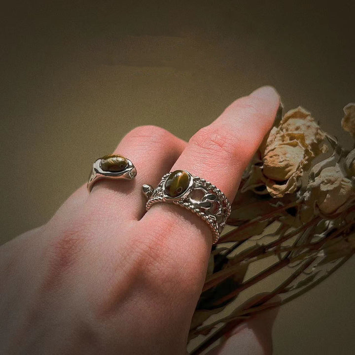 Anillo ajustable de cobre bañado en plata con ojo de tigre de Olivenorma