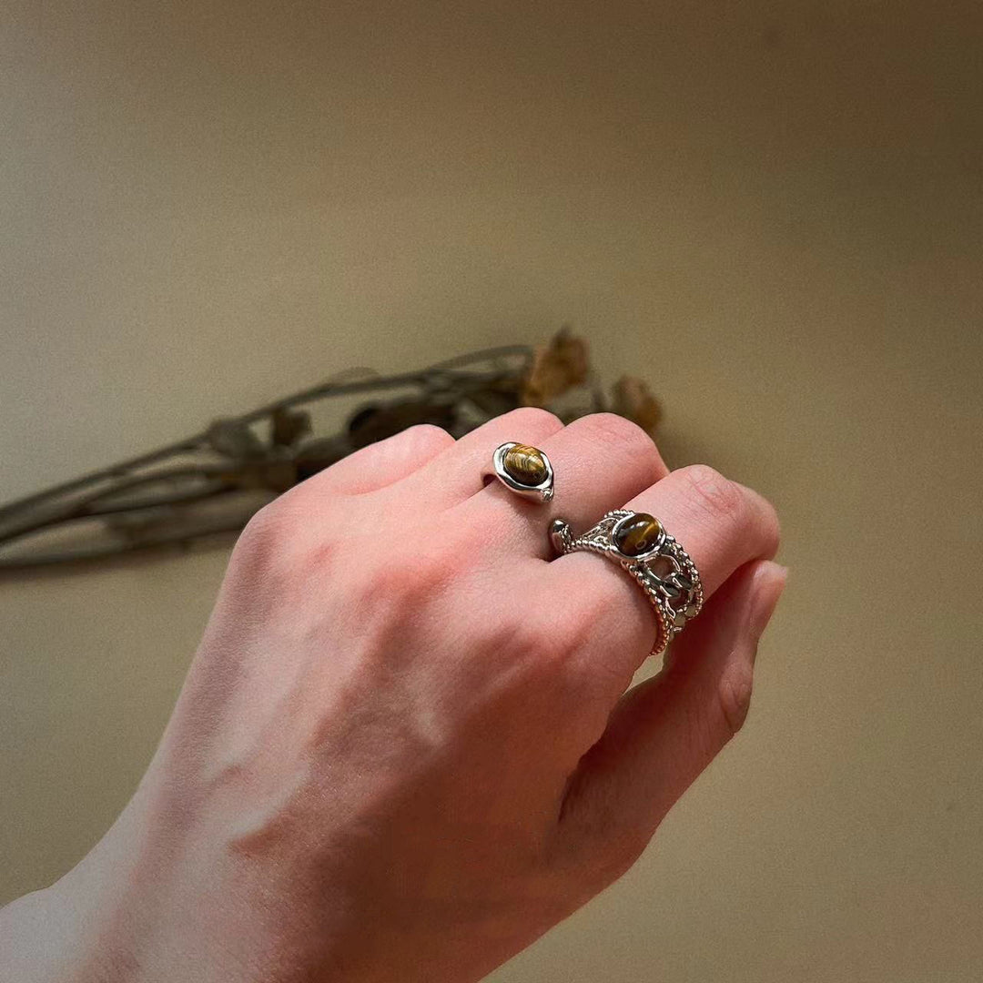 Anillo ajustable de cobre bañado en plata con ojo de tigre de Olivenorma